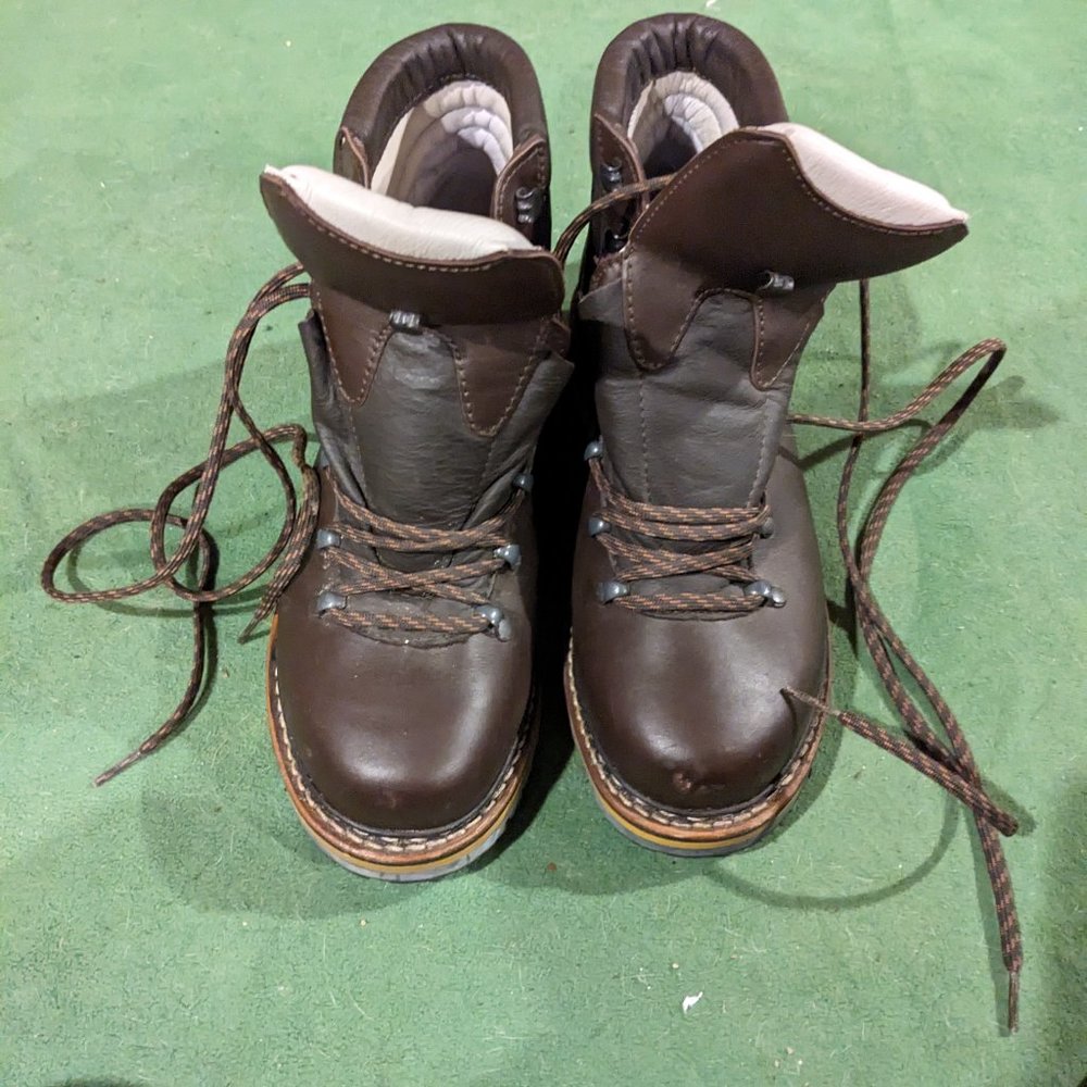 Hanwag Hiking Boots, Men's Size 7.5/Women's 9.5
